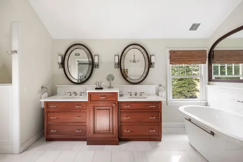 $6,395,000 | 17 Jericho Road, East Hampton, NY 11937