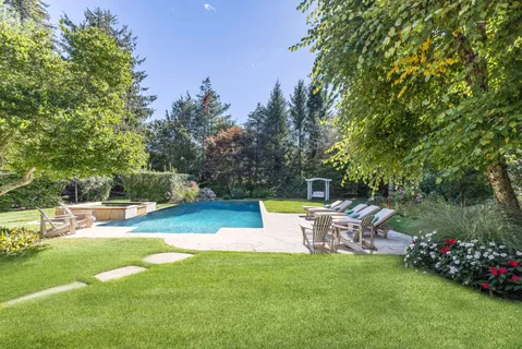 $6,395,000 | 17 Jericho Road, East Hampton, NY 11937