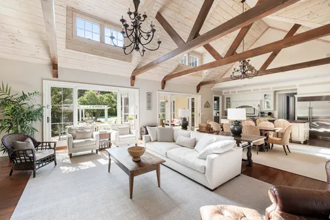 $6,395,000 | 17 Jericho Road, East Hampton, NY 11937