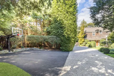 $6,395,000 | 17 Jericho Road, East Hampton, NY 11937