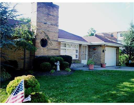 1092 Greentree Road Green Tree, PA 15220 - Photo 1 of 15 Exterior Front.