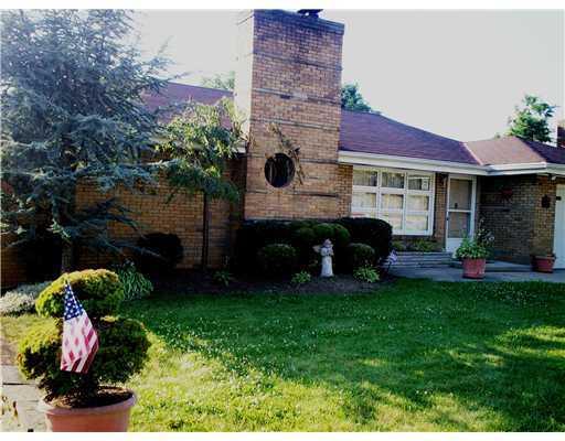 1092 Greentree Road Green Tree, PA 15220 - Photo 2 of 15 Exterior Front.