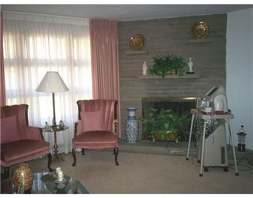 1092 Greentree Road Green Tree, PA 15220 - Photo 3 of 15 Living Room.