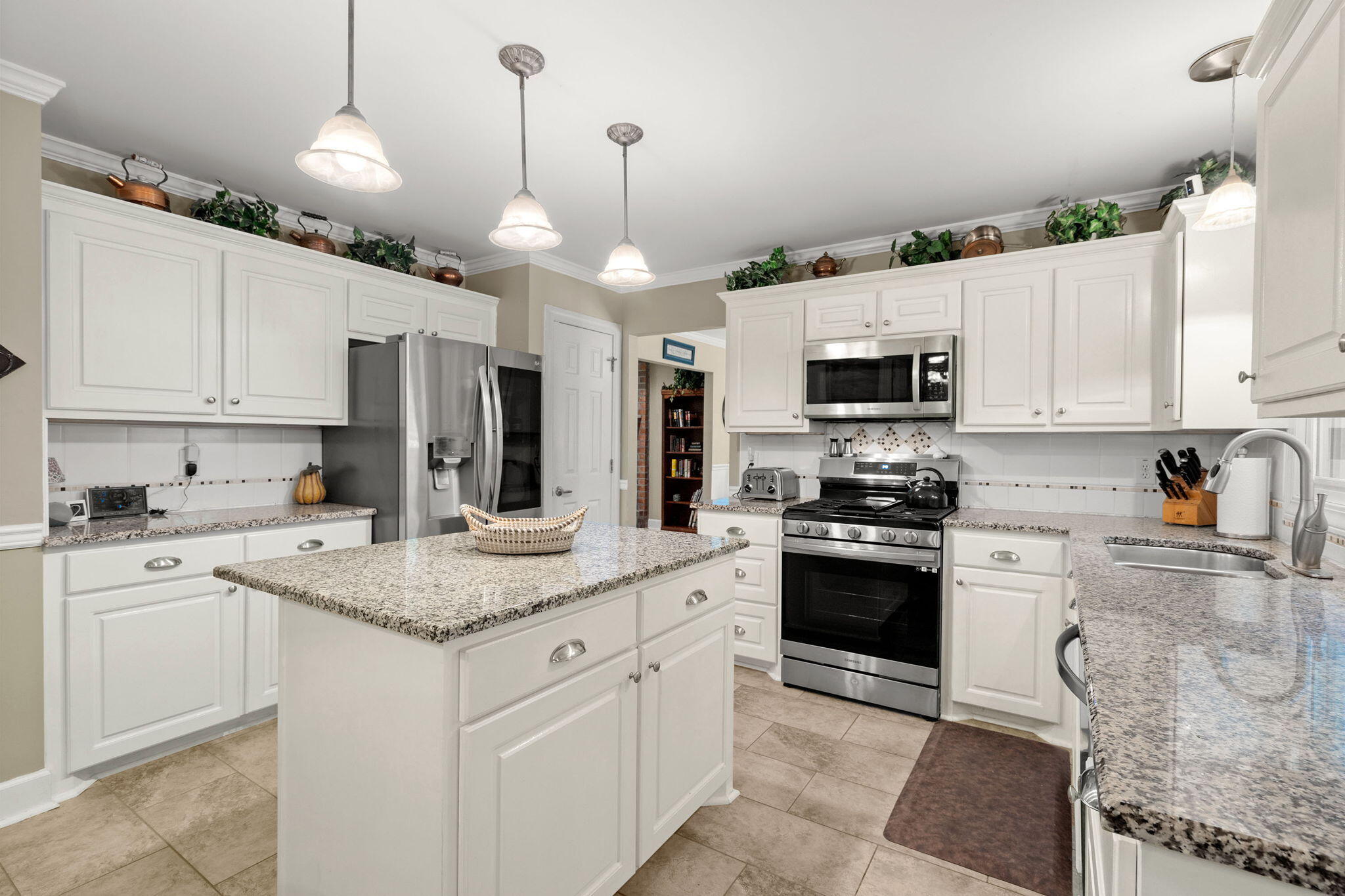 205 Kenilworth Road Summerville, SC 29485 - Photo 18 of 44 Kitchen with NEW tile flooring