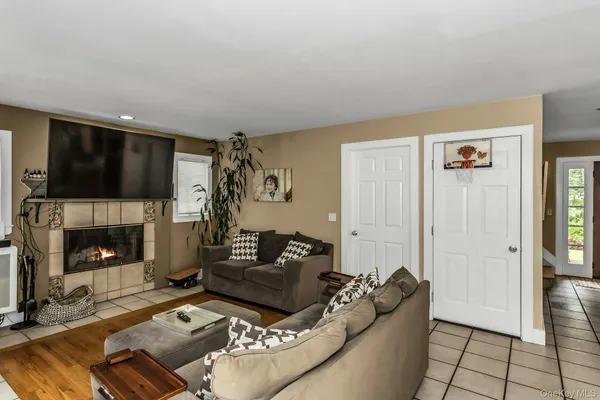 $1,149,000 | 104 B Squiretown Road, Hampton Bays, NY 11946