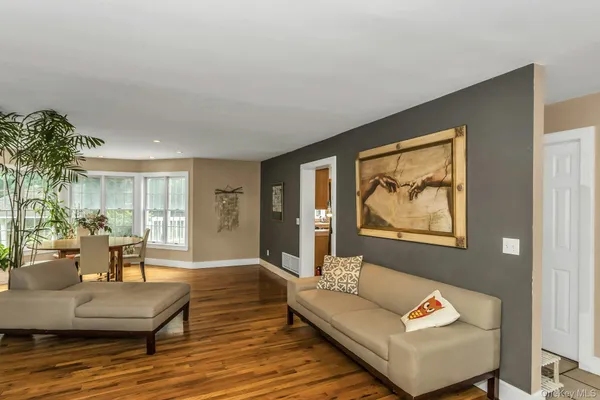 $1,149,000 | 104 B Squiretown Road, Hampton Bays, NY 11946