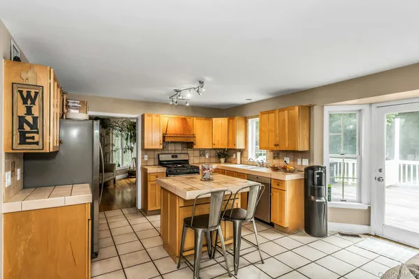 $1,149,000 | 104 B Squiretown Road, Hampton Bays, NY 11946