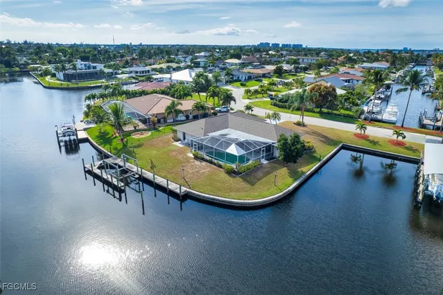 $925,000 | 1066 Clarellen Drive, Fort Myers, FL 33919