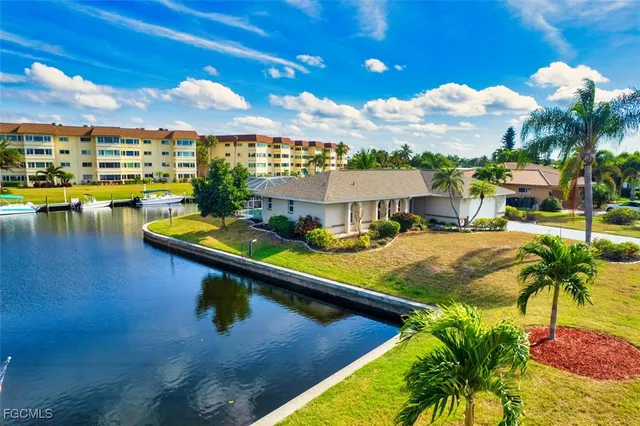 $925,000 | 1066 Clarellen Drive, Fort Myers, FL 33919