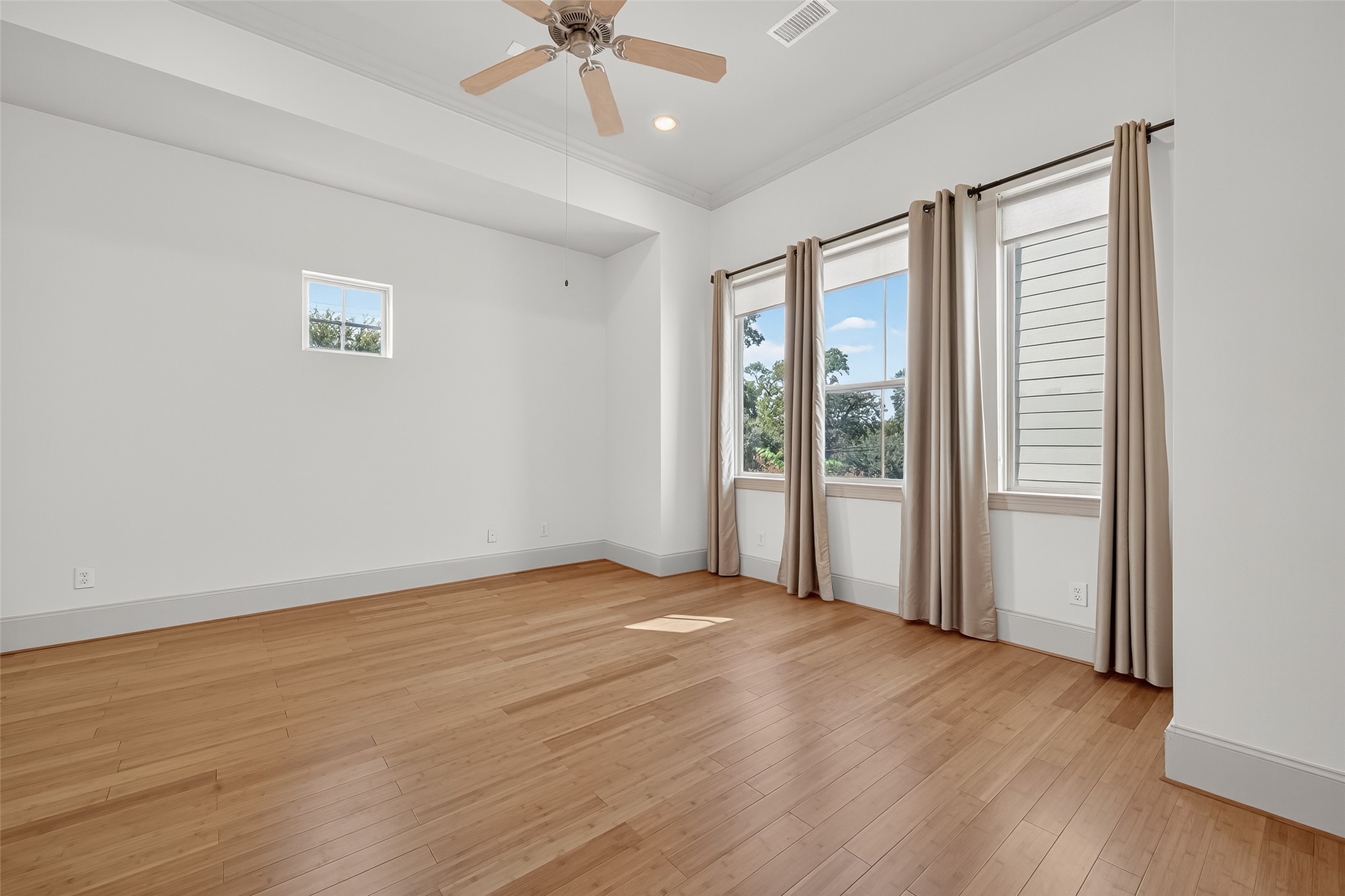 931 West 23rd Street, Unit K Houston, TX 77008 - Photo 14 of 40 Primary bedroom is virtually staged.