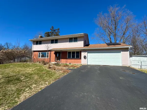 $259,900 | 4 Woodland Lane, Macomb, IL 61455