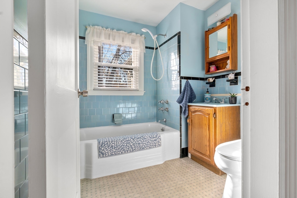 33 Proctor Circle Peabody, MA 01960 - Photo 20 of 42 a bathroom with a bathtub sink and mirror