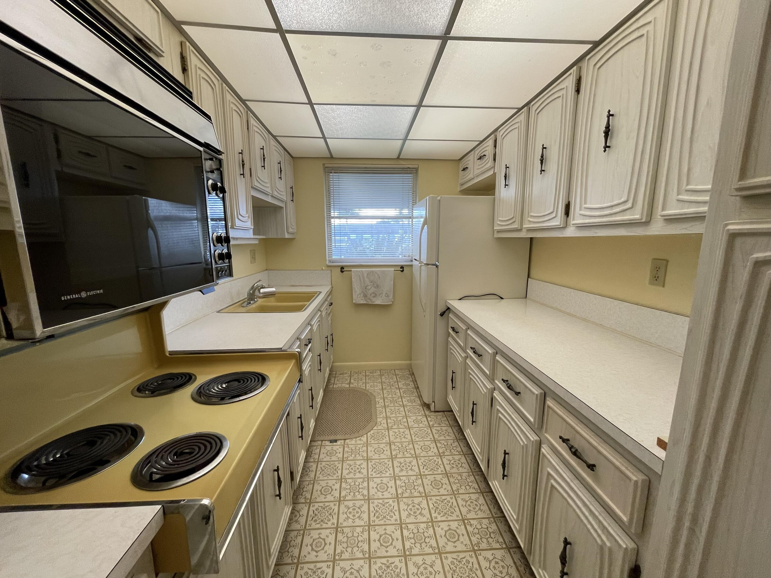 680 High Point Boulevard North, Unit C Delray Beach, FL 33445 - Photo 6 of 26 005_Kitchen