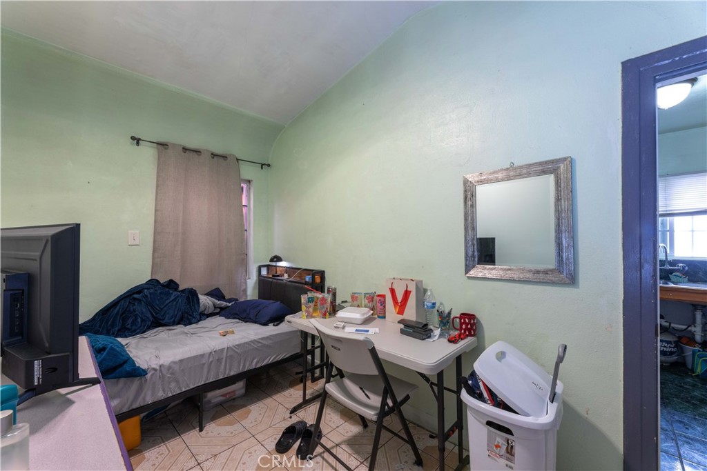 2000 Pacific Long Beach, CA 90806 - Photo 36 of 51 a living room with furniture and a flat screen tv