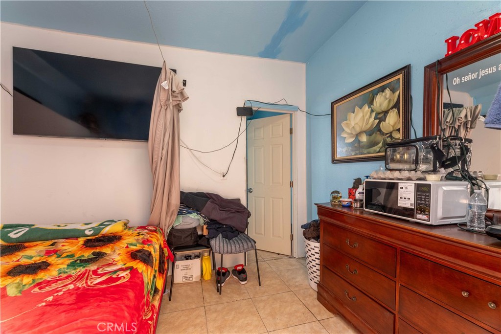 2000 Pacific Long Beach, CA 90806 - Photo 41 of 51 a bedroom with a bed and a flat tv screen on dresser