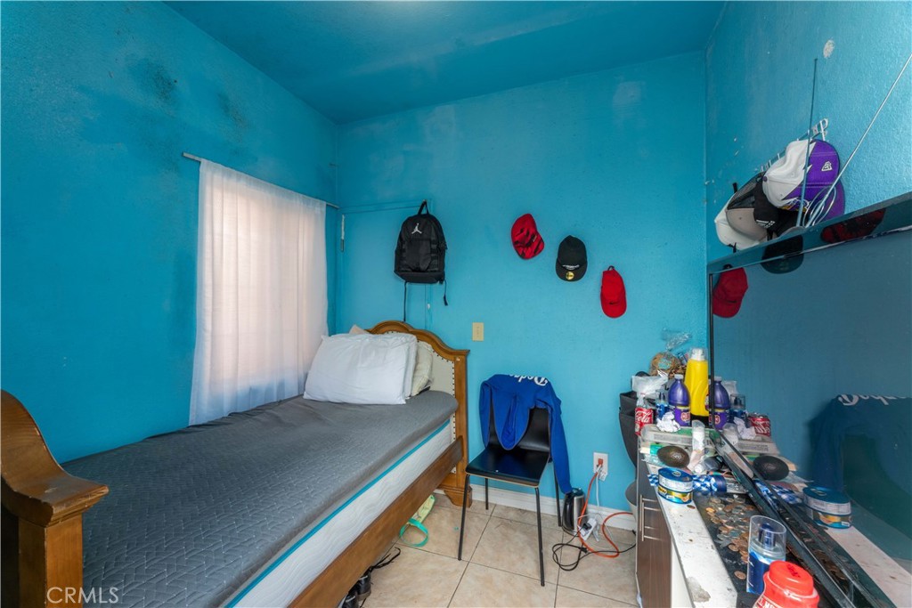 2000 Pacific Long Beach, CA 90806 - Photo 44 of 51 a room with toys and a couch