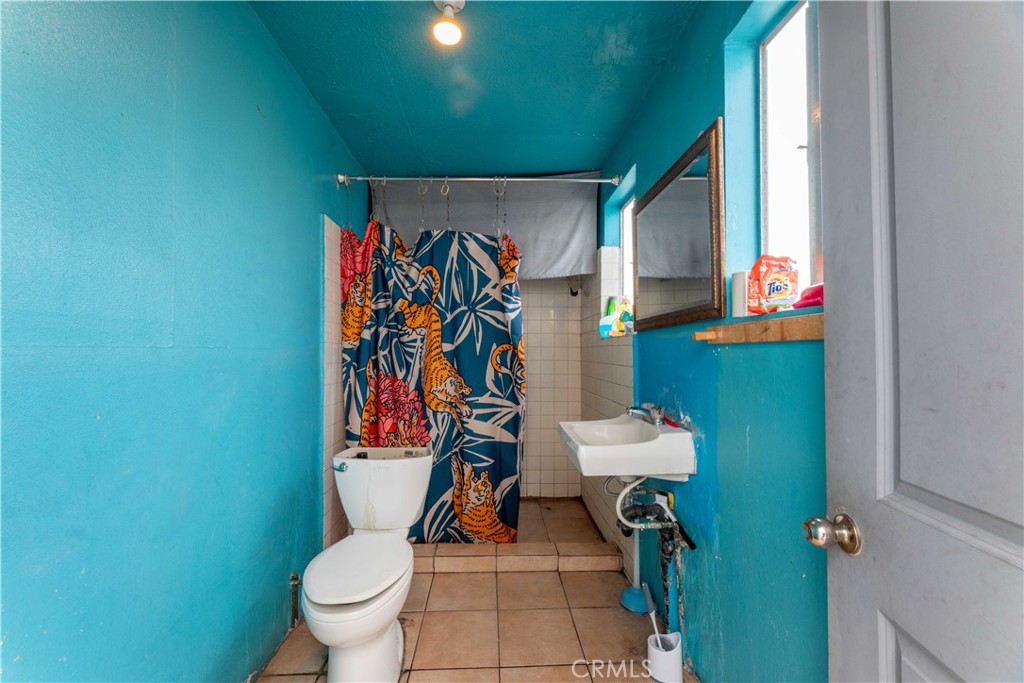 2000 Pacific Long Beach, CA 90806 - Photo 46 of 51 a bathroom with a toilet and a sink