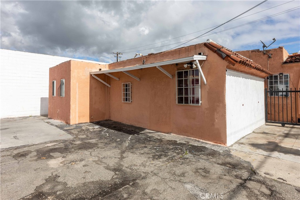 2000 Pacific Long Beach, CA 90806 - Photo 7 of 51 a backyard of a house