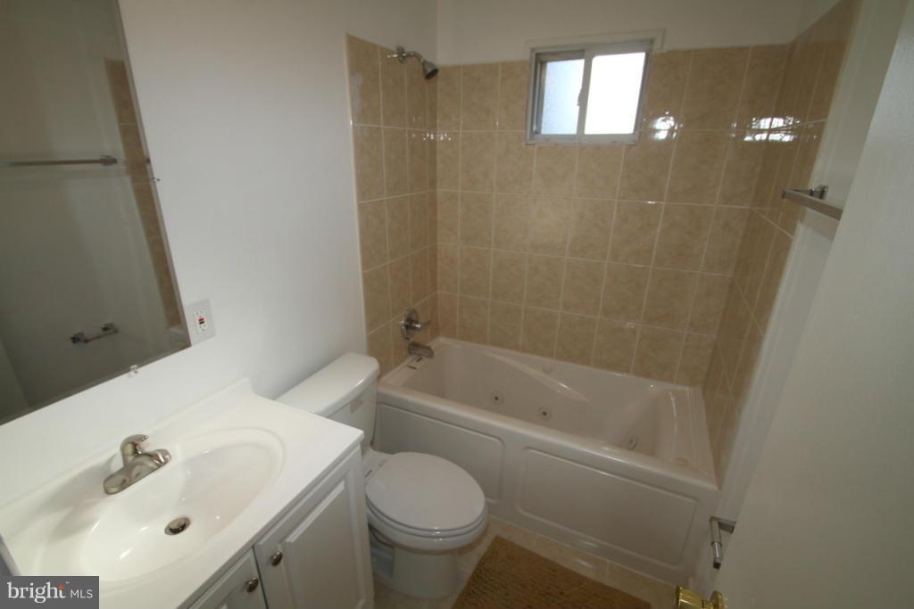 1251 Columbia Road Woodbridge, VA 22191 - Photo 11 of 19 Bath