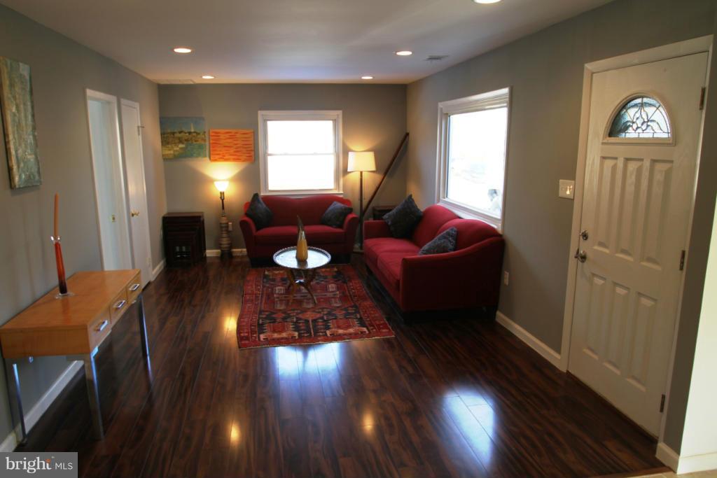 1251 Columbia Road Woodbridge, VA 22191 - Photo 3 of 19 Living Room