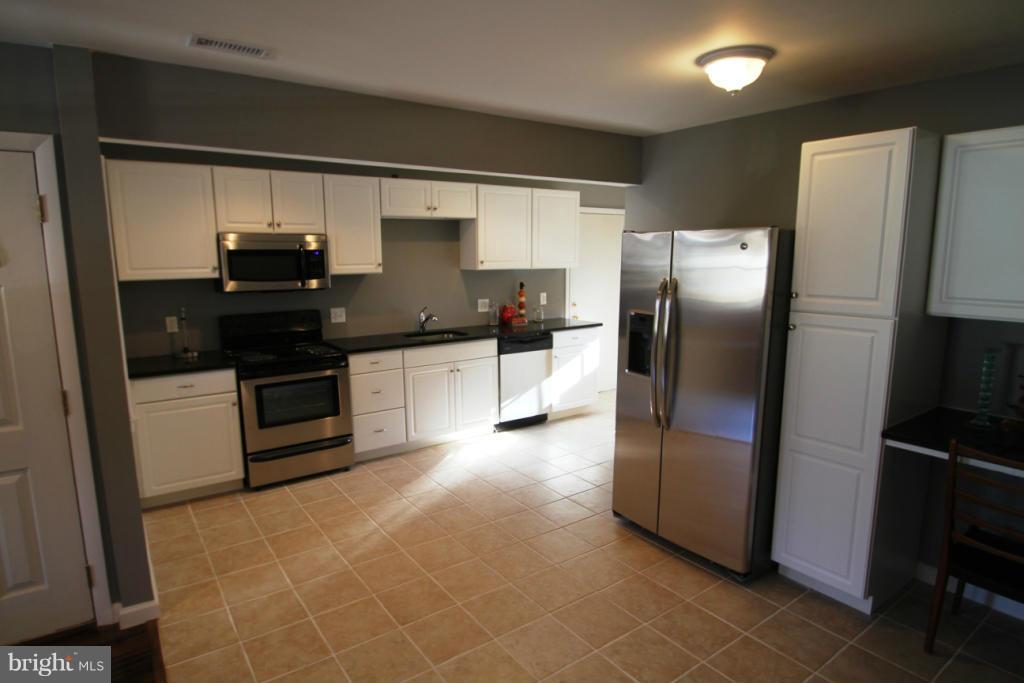 1251 Columbia Road Woodbridge, VA 22191 - Photo 6 of 19 Kitchen