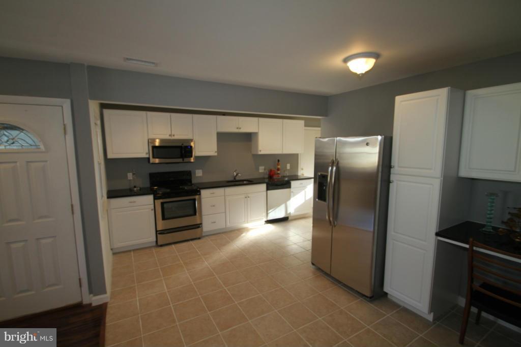 1251 Columbia Road Woodbridge, VA 22191 - Photo 10 of 19 Kitchen