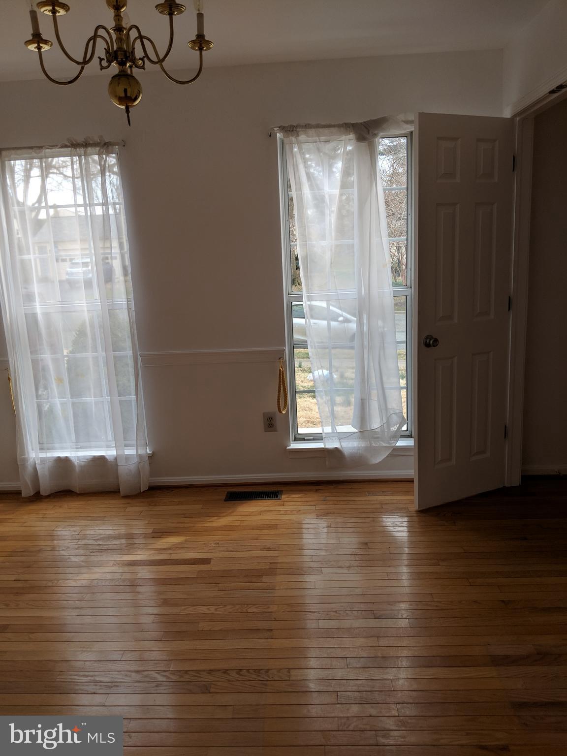 909 Pointer Ridge Drive Gaithersburg, MD 20878 - Photo 3 of 17 Dining room