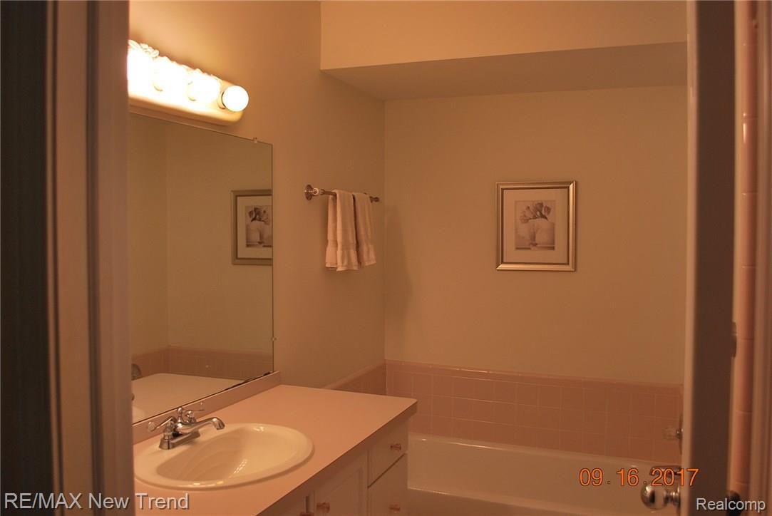 21680 River Ridge Trail, Unit 197 Farmington, MI 48335 - Photo 14 of 17 MASTER BATH WITH SEPARATE STAND ALONE SHOWERR