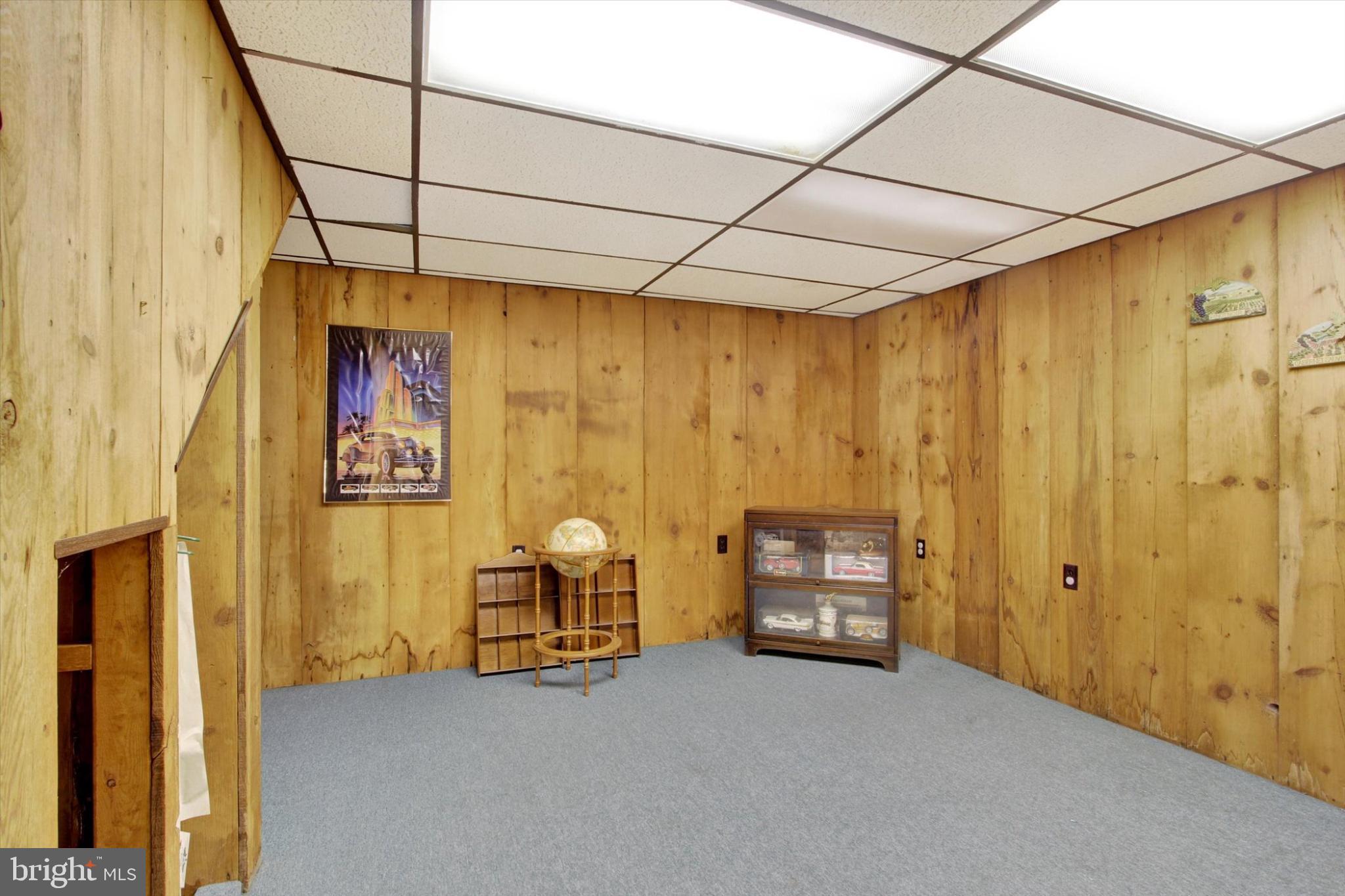 930 Hoffman Road Gettysburg, PA 17325 - Photo 21 of 36 a view of room with furniture