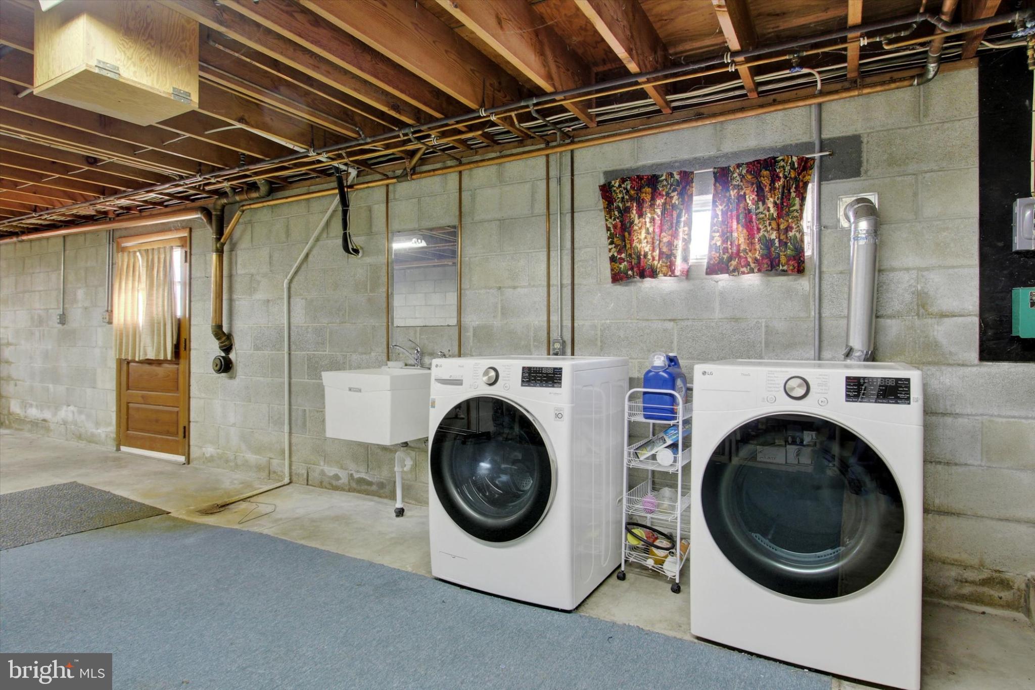 930 Hoffman Road Gettysburg, PA 17325 - Photo 23 of 36 a utility room with dryer and washer