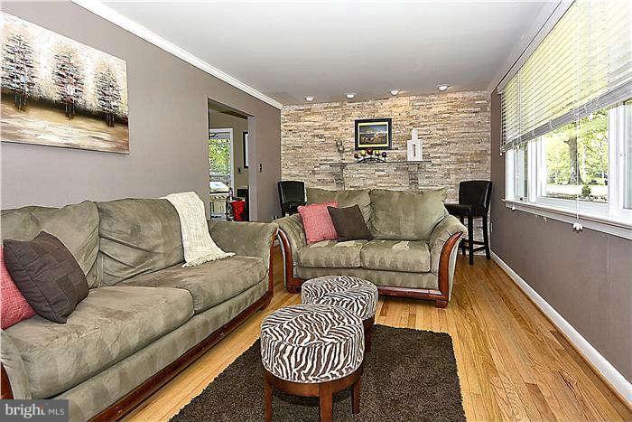 6437 Melia Street Springfield, VA 22150 - Photo 9 of 30 Living room