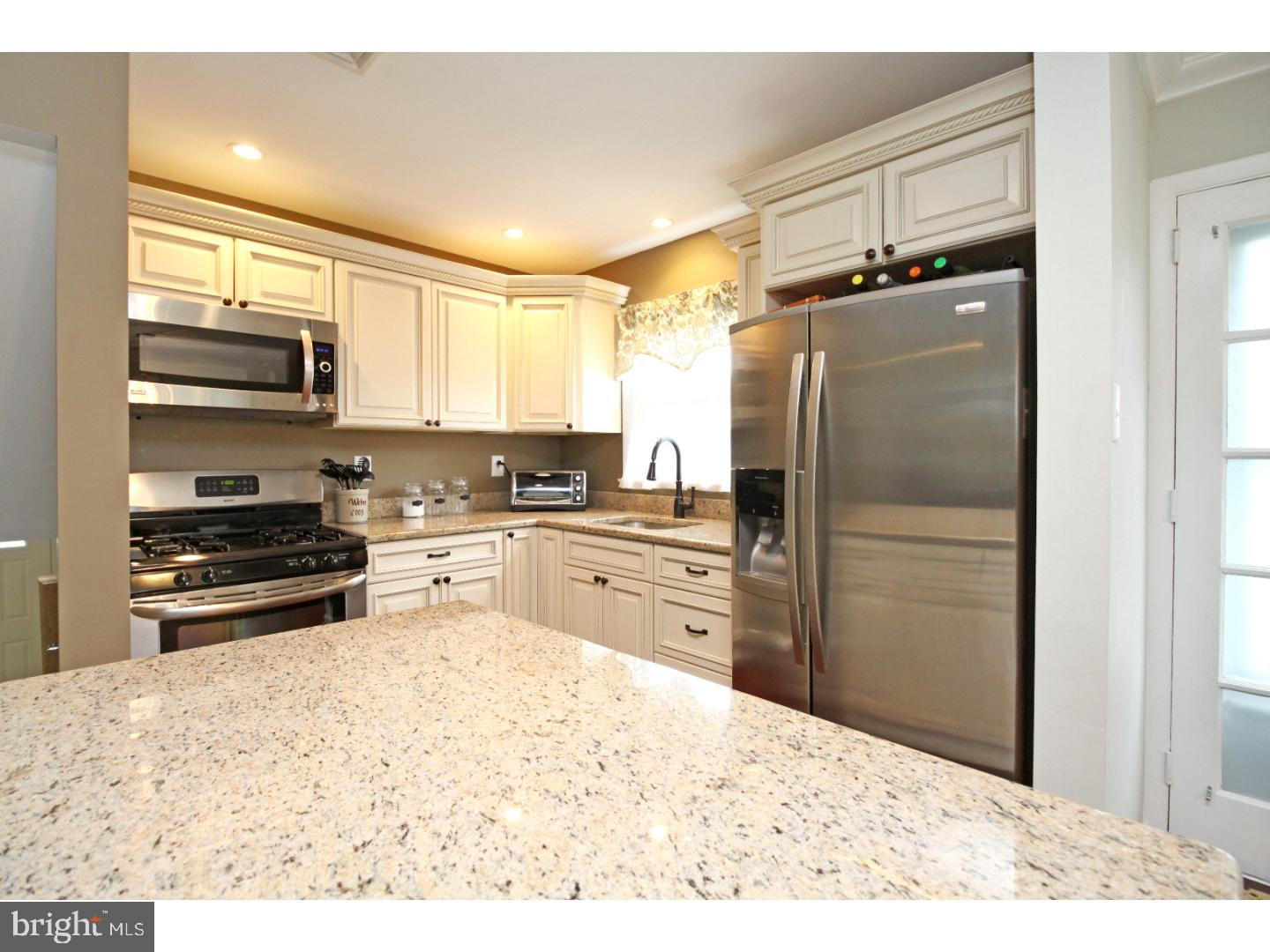 301 Colonial Road Bellmawr, NJ 08031 - Photo 12 of 24
