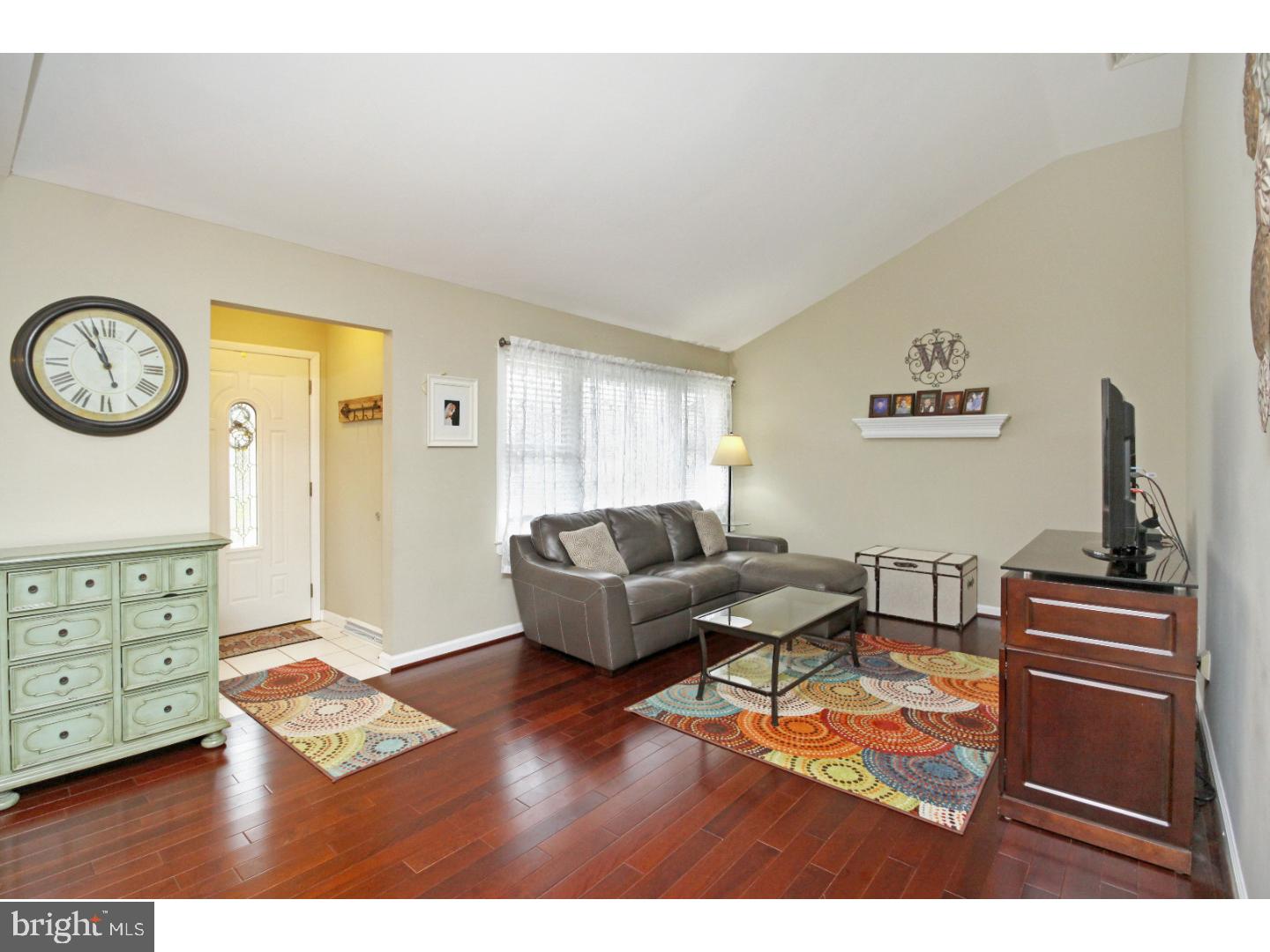 301 Colonial Road Bellmawr, NJ 08031 - Photo 5 of 24 Living Room