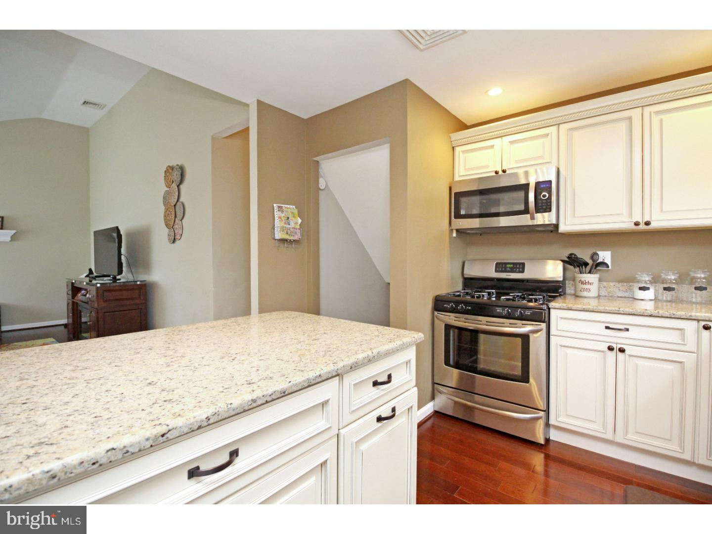 301 Colonial Road Bellmawr, NJ 08031 - Photo 10 of 24