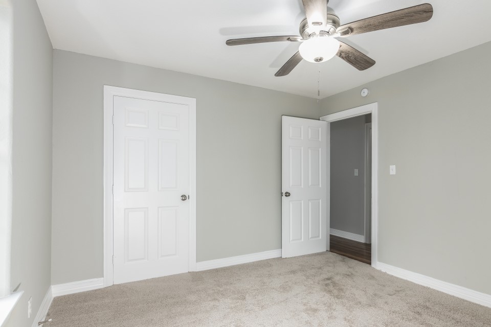 512 North Inwood Drive Bridge City, TX 77611 - Photo 15 of 18 an empty room with chandelier fan