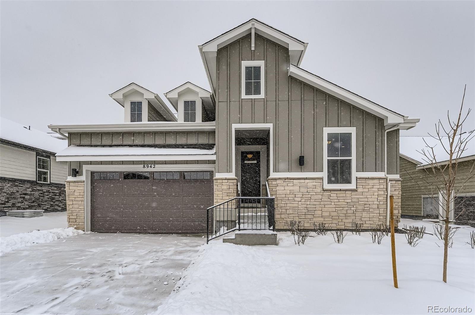 8942 South Riviera Way Aurora, CO 80016 - Photo 2 of 29 a front view of a house with garage