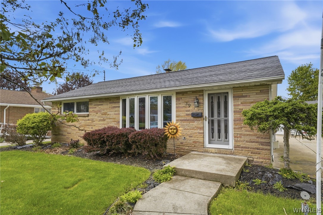 39 South Irwinwood Road Lancaster, NY 14086 - Photo 2 of 45