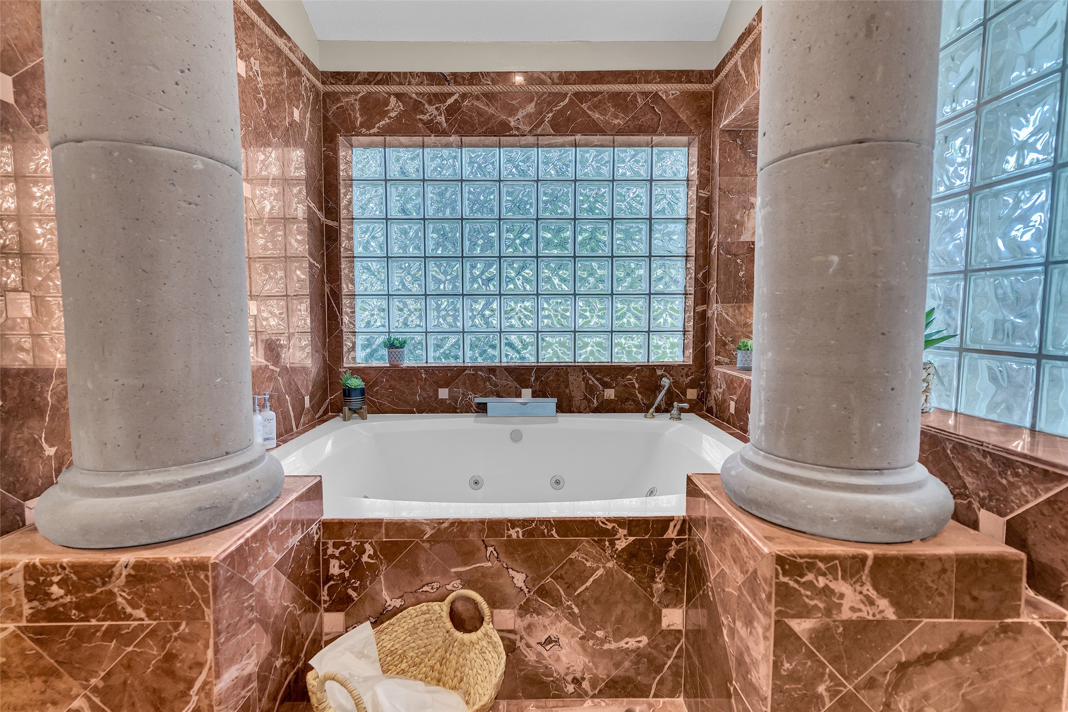3519 Singleton Road Baytown, TX 77521 - Photo 26 of 42 large jacuzzi soaker tub in primary