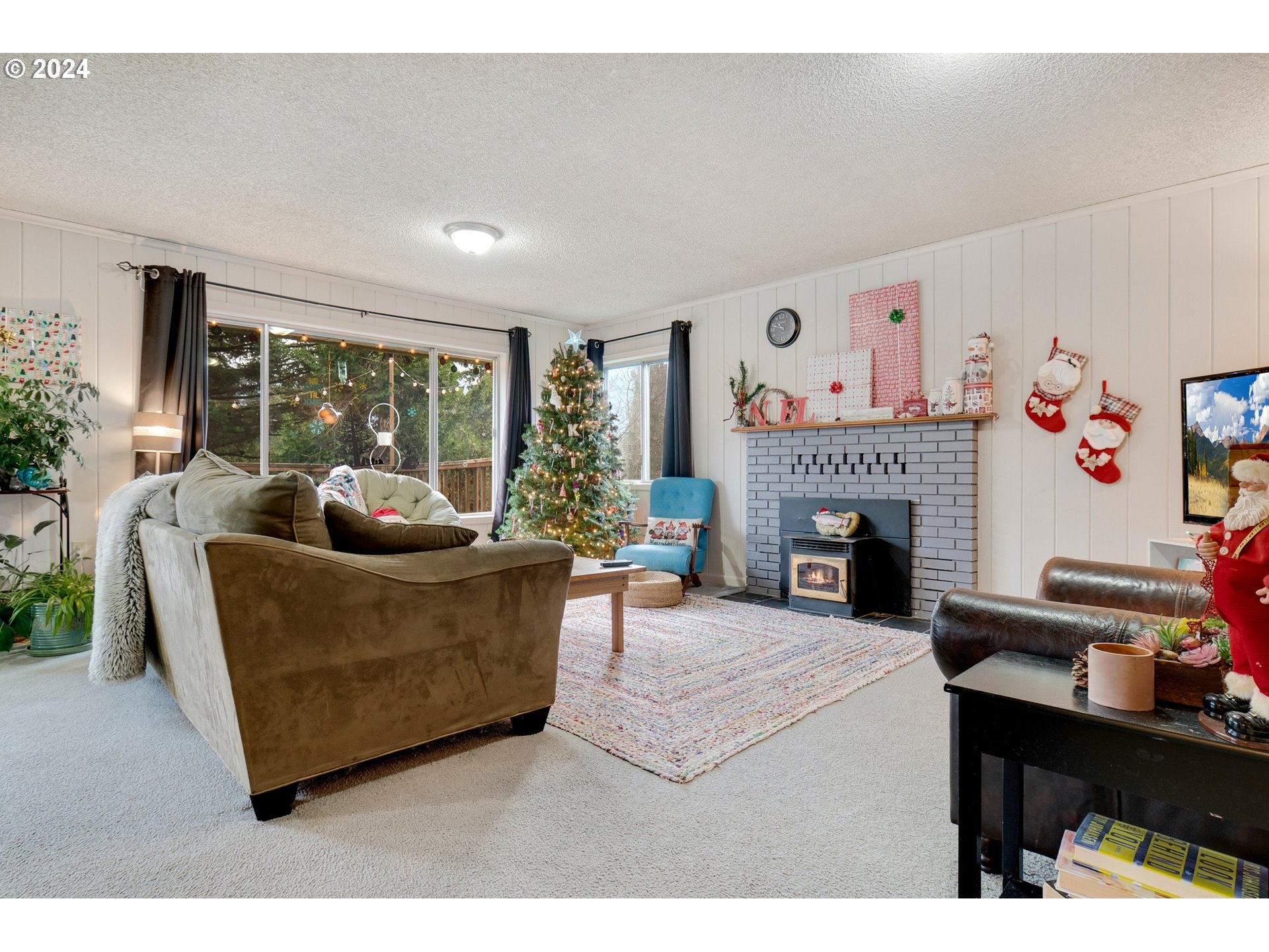 7001 East Loop Road Stevenson, WA 98648 - Photo 9 of 48 a living room with furniture and a fireplace