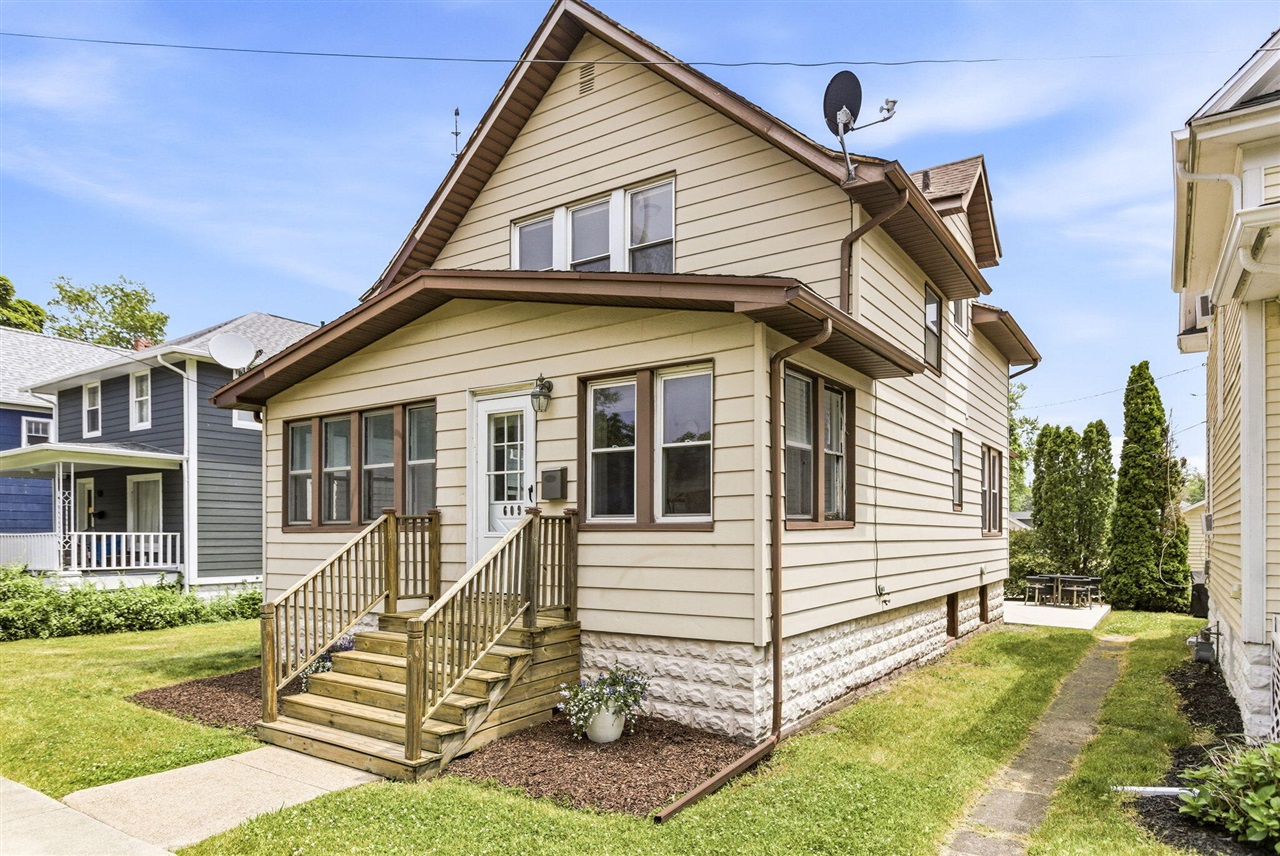 609 Wayne Street St. Joseph, MI 49085 - Photo 3 of 55