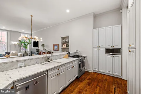 $1,100,000 | 1617 Spruce Street, Unit 200, Philadelphia, PA 19103