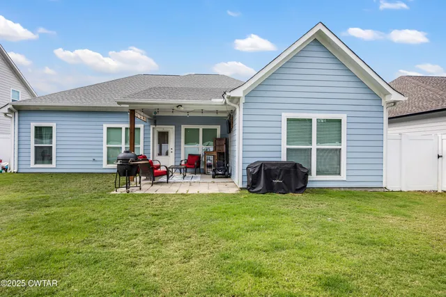 a view of a house with backyard and porch