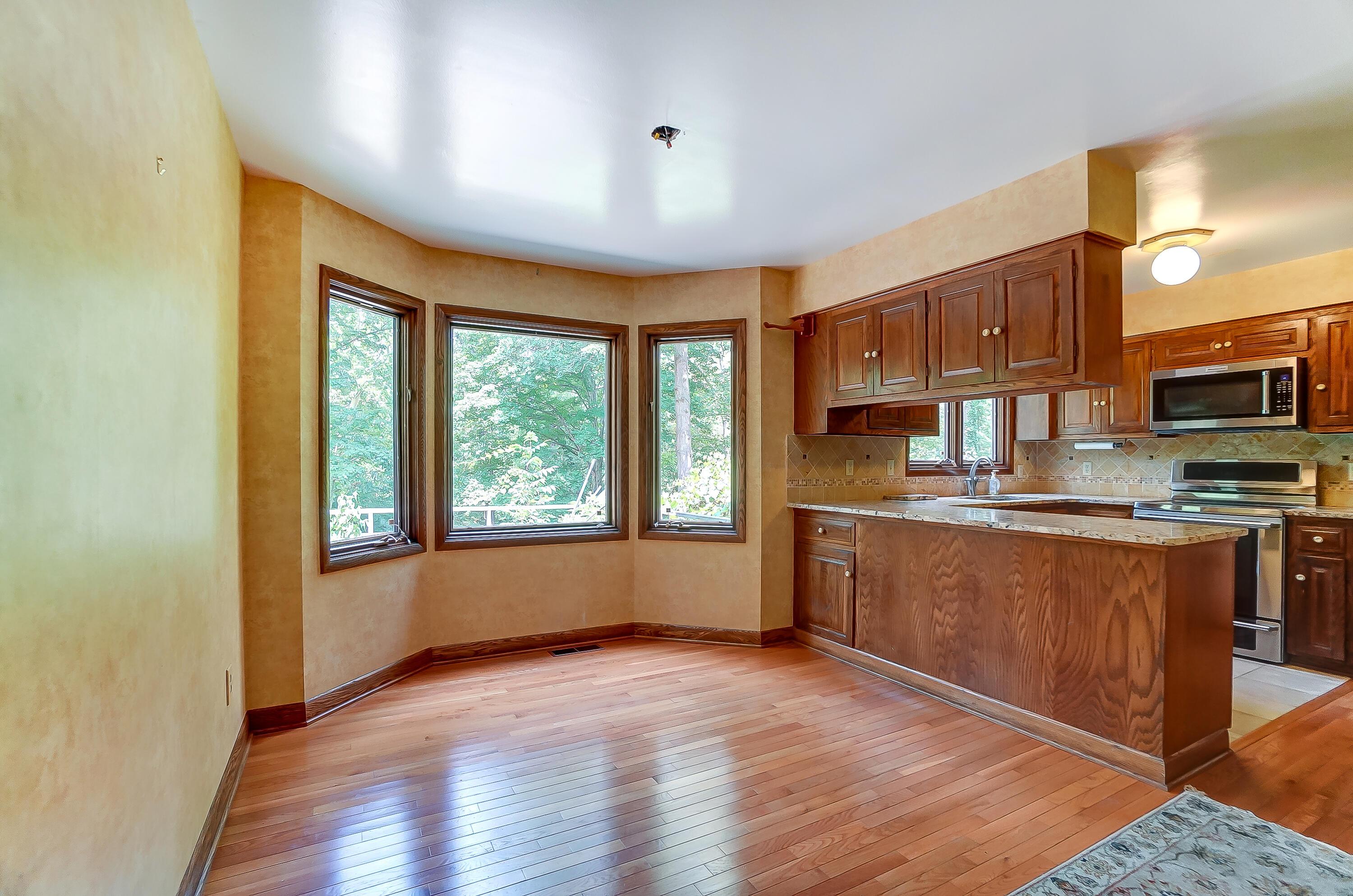 1560 Carriage Road Powell, OH 43065 - Photo 6 of 64 Eating Space and Kitchen