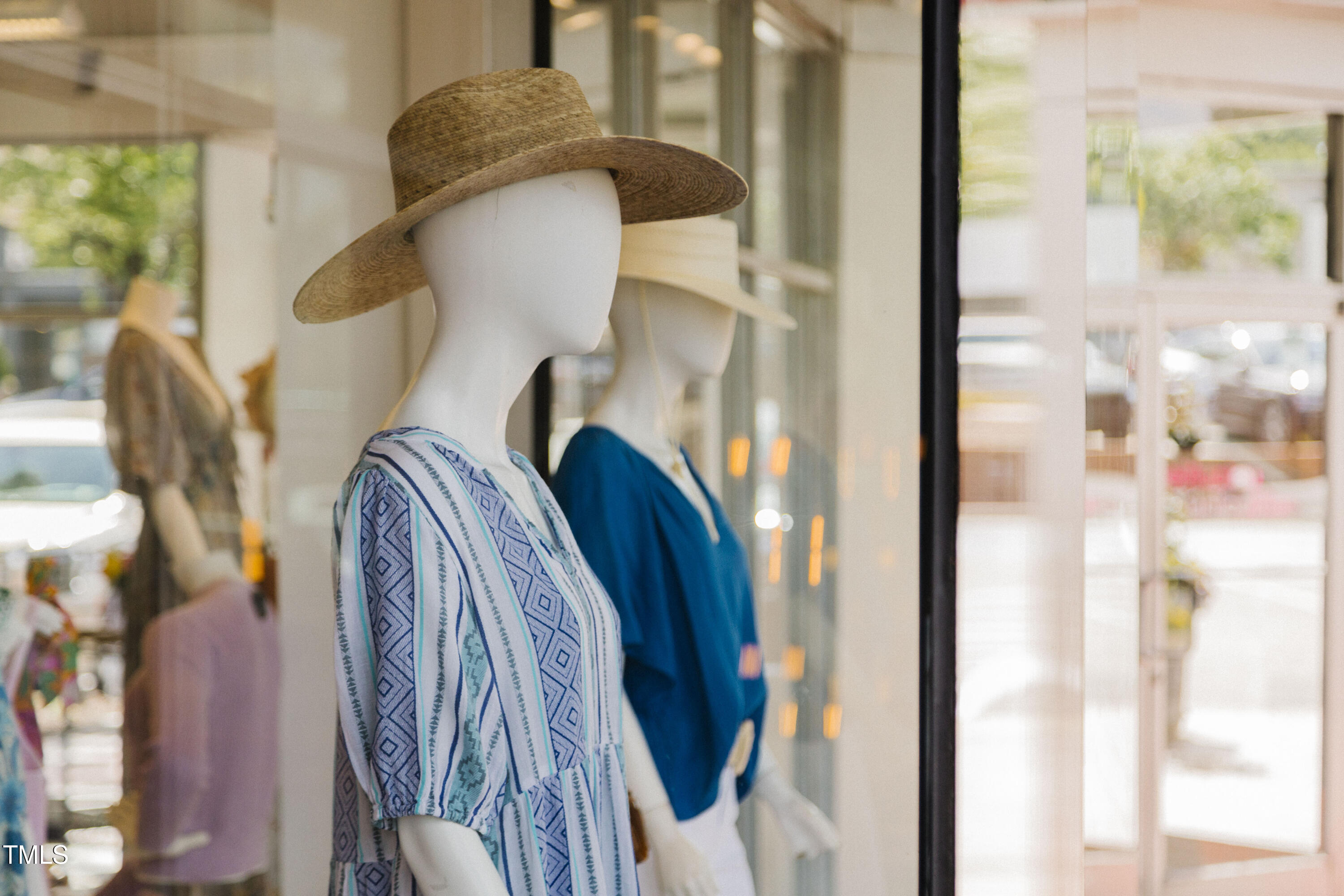 615 Daniels Street, Unit 215 Raleigh, NC 27605 - Photo 35 of 37 a view of living room