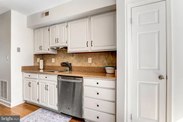 $515,000 | 20403 Ivybridge Court, Montgomery Village, MD 20886