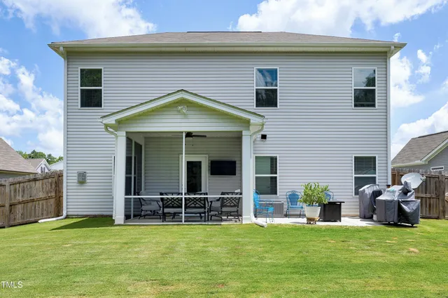 a view of a backyard