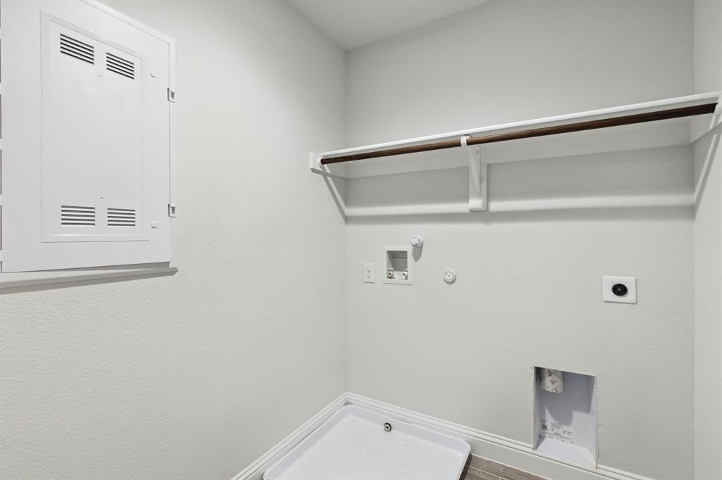 6028 Bursey Road Watauga, TX 76148 - Photo 23 of 27 a bathroom with a bathtub