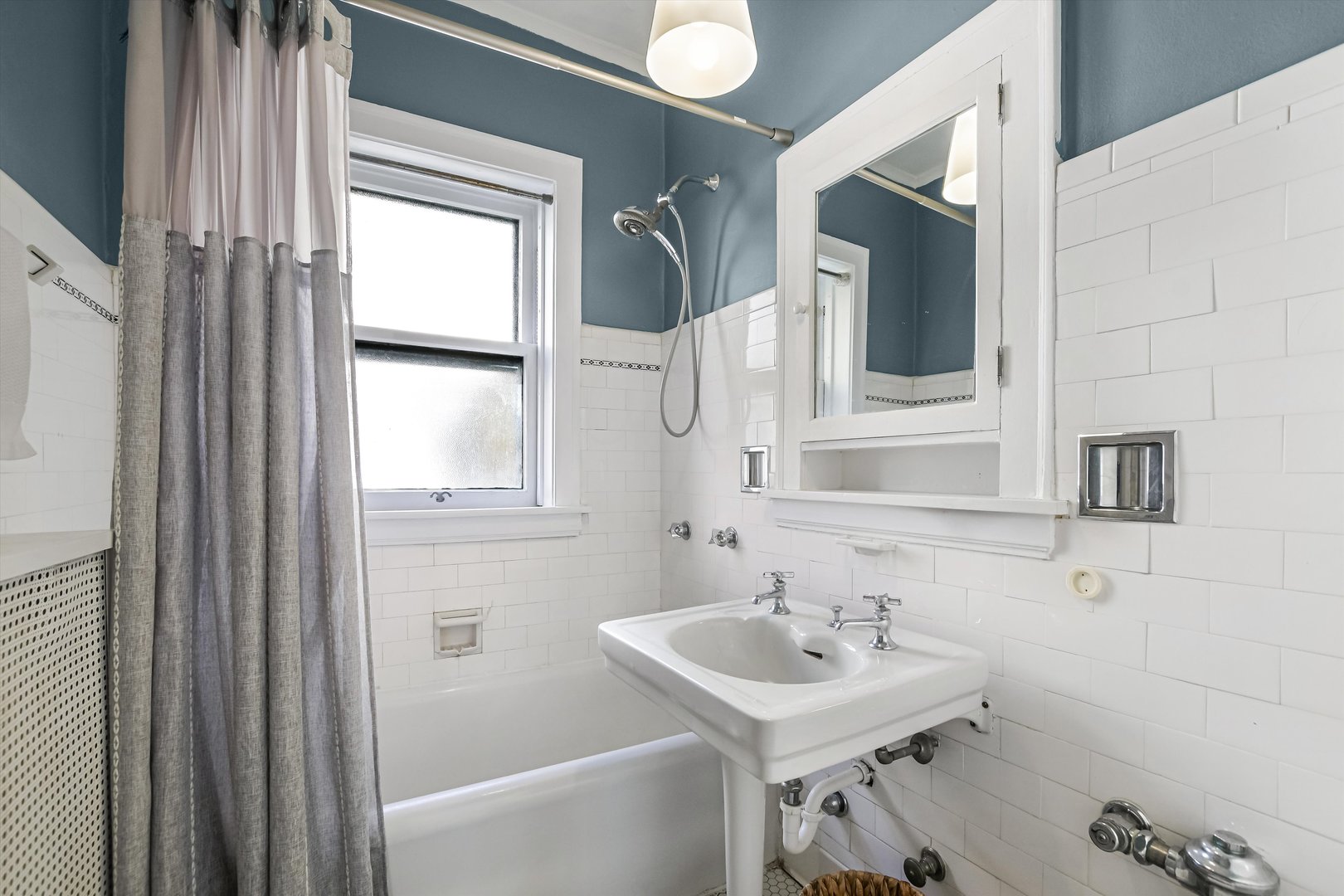 832 Michigan Avenue, Unit 3G Evanston, IL 60202 - Photo 16 of 24 a bathroom with a sink a mirror and a bathtub
