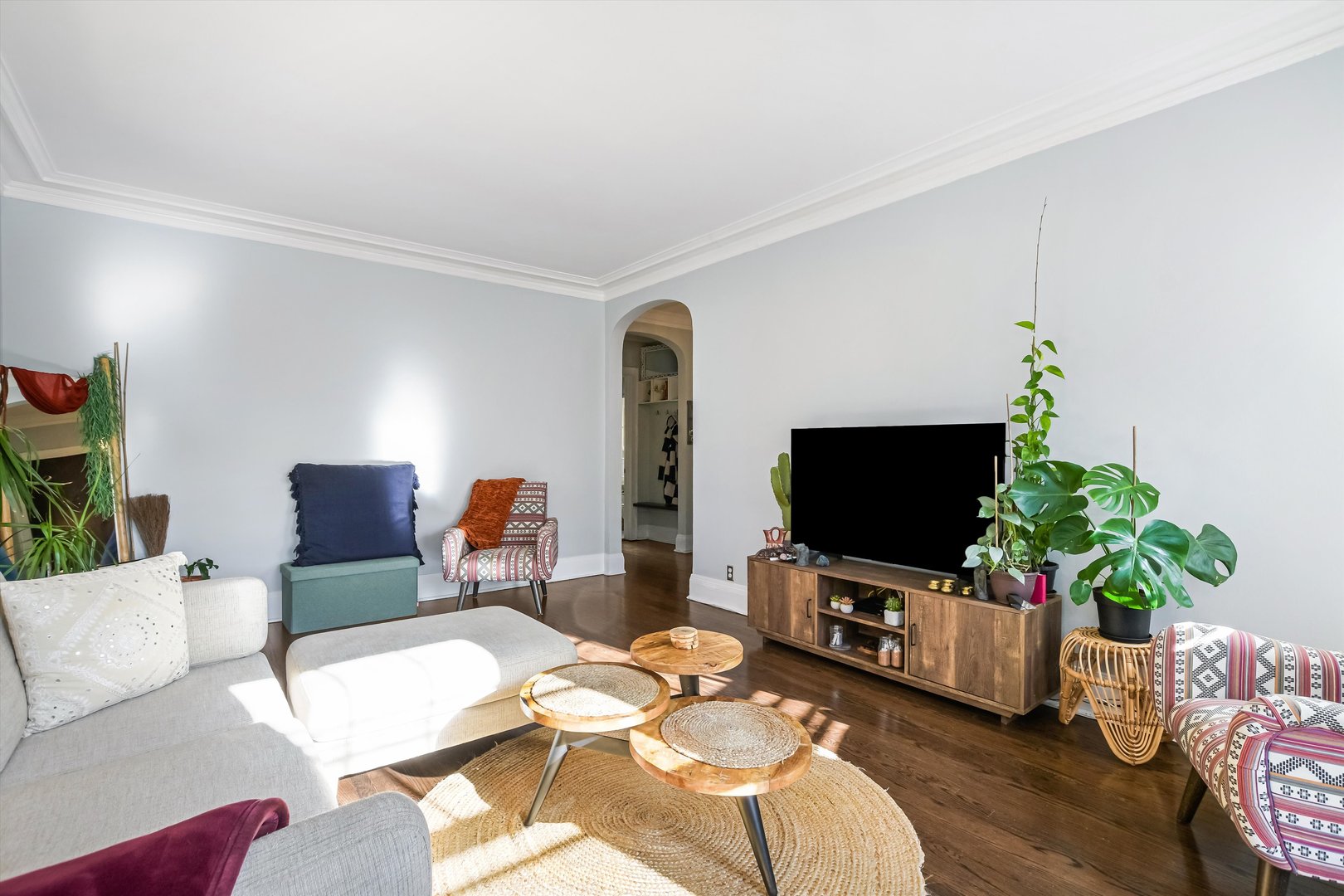 832 Michigan Avenue, Unit 3G Evanston, IL 60202 - Photo 4 of 24 a living room with furniture and a flat screen tv
