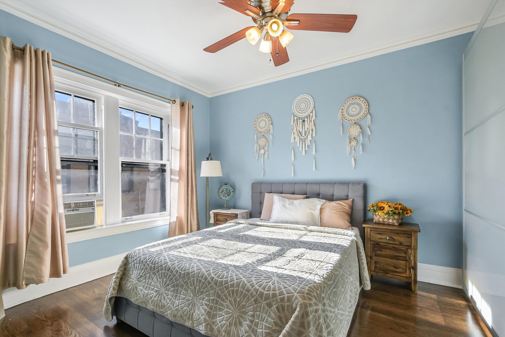 832 Michigan Avenue, Unit 3G Evanston, IL 60202 - Photo 9 of 24 a bedroom with a bed and a large window